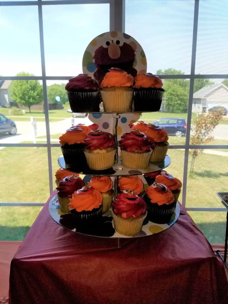 Elmo Themed Birthday Cupcakes on Elmo Cupcake Stand